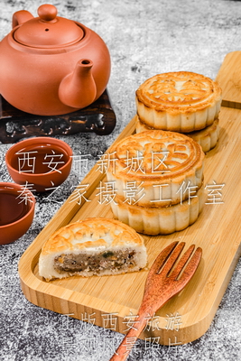水泥桌面上摆放的中秋节月饼、茶壶和茶杯