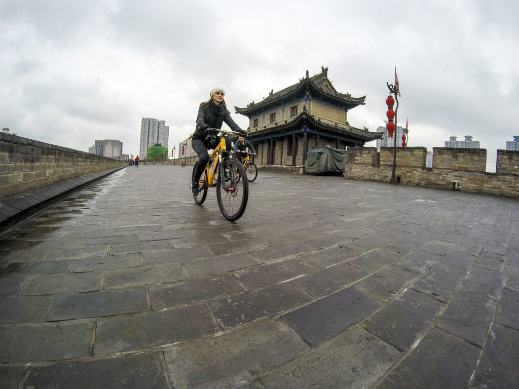 在城墙顶上骑自行车，在西安真是一件很酷的事情。 去中国旅行时必须这样做。