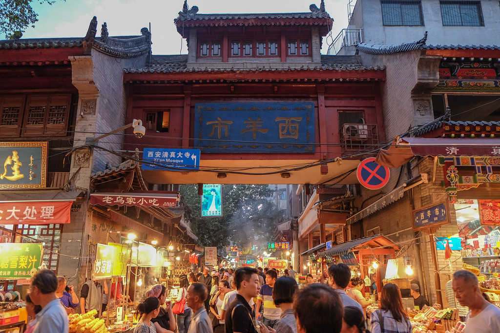 回民街的摊位 