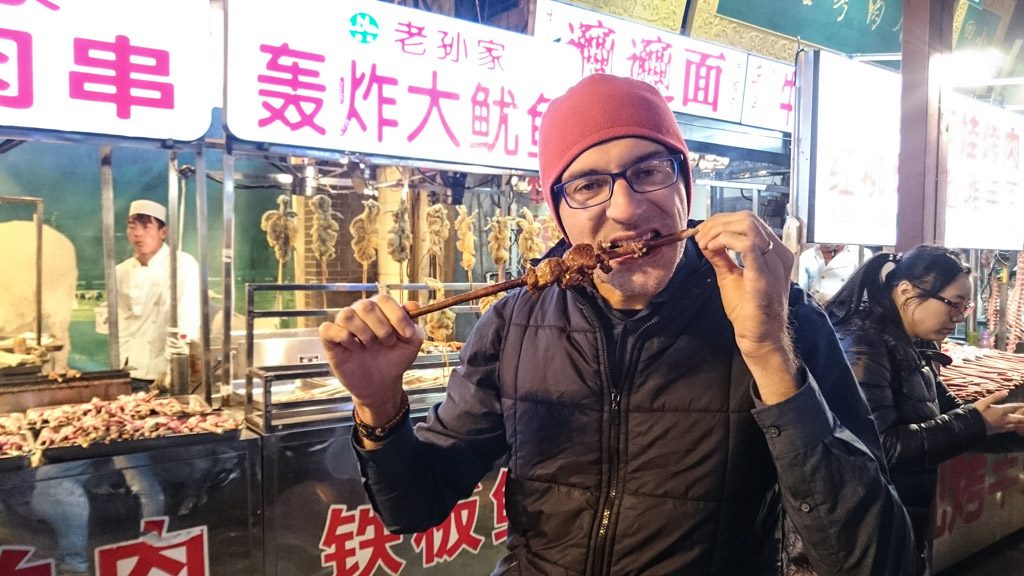 罗布尝试了羊肉串并喜欢它。 对他来说，这是来中国西安必尝的美食之一。