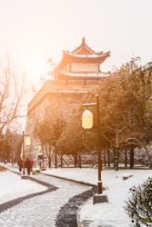 夕阳下的中国陕西省西安市六百年历史明朝城墙与城楼雪景