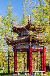 中国陕西西安市区街道的仿古建筑