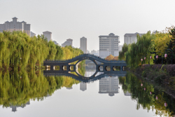 中国陕西省西安市秋天的西安汉城湖公园逆光下的风景