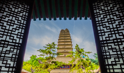 中国陕西省西安市春天的荐福寺小雁塔