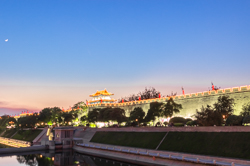 春天傍晚的中国陕西西安市中心明城墙夜景