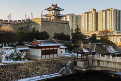 冬天中国陕西西安明城墙东北角环城公园雪景