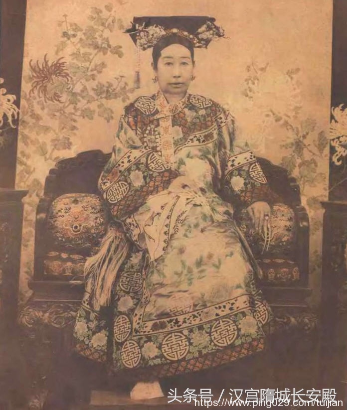 历史书推荐:《故宫珍藏人物照片荟萃》很多难得的历史镜头插图3 每天推荐一本历史书:《故宫珍藏人物照片荟萃》具有重要历史价值